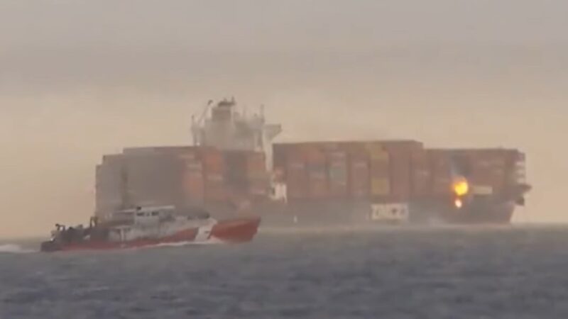 丟失逾35個集裝箱後 貨船加拿大外海起火釋毒氣