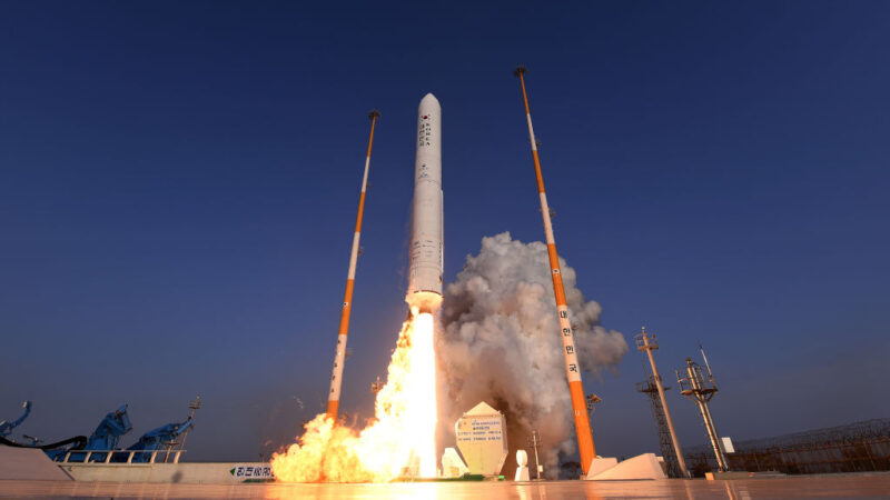 韓國試射首枚國產太空火箭 文在寅：出色成就