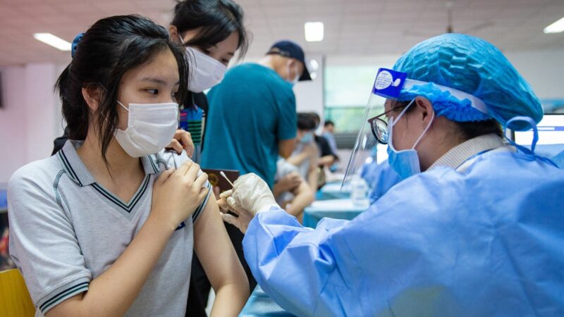 张文宏警告：打疫苗仍感染 会越来越常见