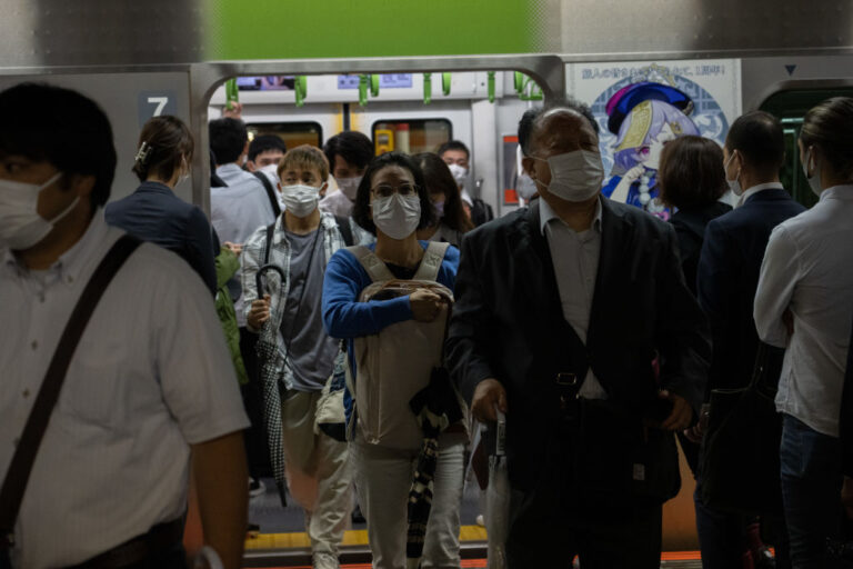 日本解除緊急事態 人潮湧出車站擁擠公路回堵
