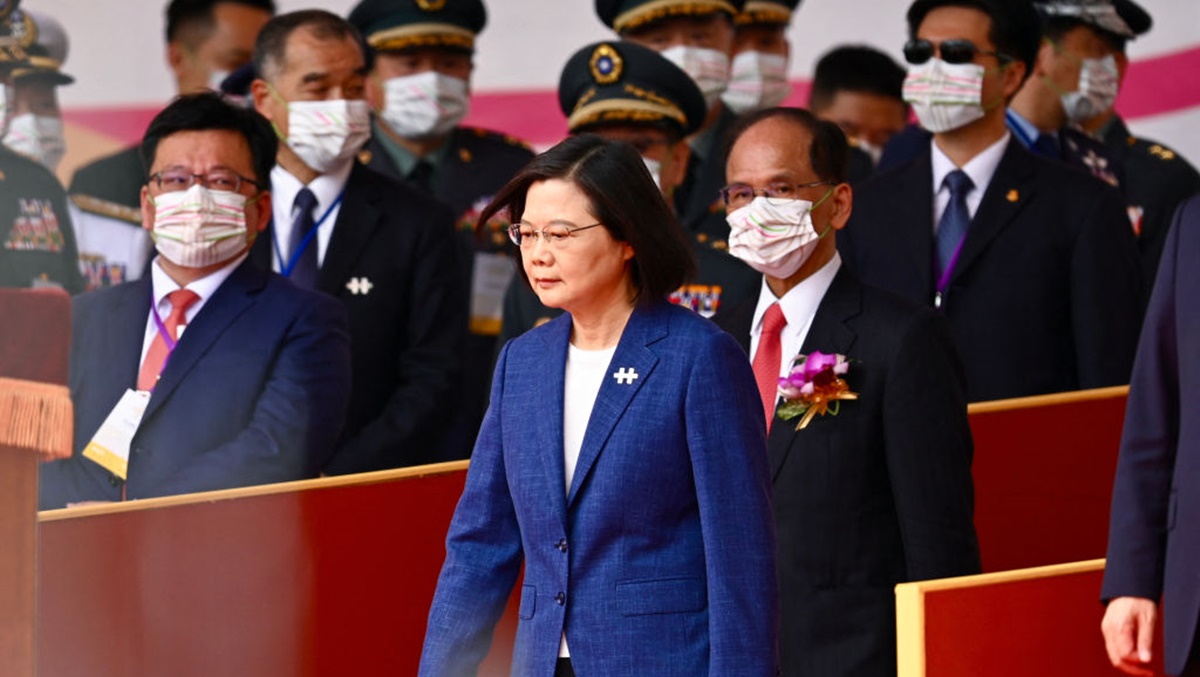 2021 年 10 月 10 日,中華民國總統蔡英文在台北總統府前舉行的國慶慶典上發表講話。(SAM YEH/AFP via Getty Images)