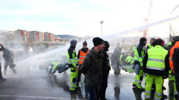 意大利民众抗议疫苗护照 遭警方水炮车驱赶