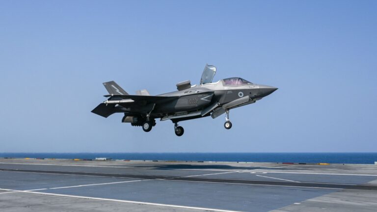 美日航母「結伴」同行 南海操演F-35C吸睛