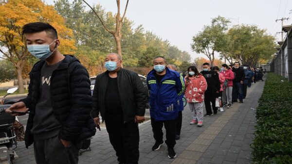 10月30日，北京市民在排队做核酸检测。（JADE GAO/AFP via Getty Images）