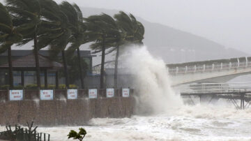 颱風「圓規」登陸海南 三亞全市公交停運(視頻)