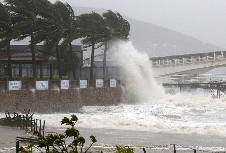 颱風「圓規」登陸海南 三亞全市公交停運(視頻)