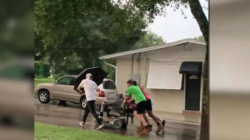 老人輪椅車雨中壞掉 四青年推1公里送她回家