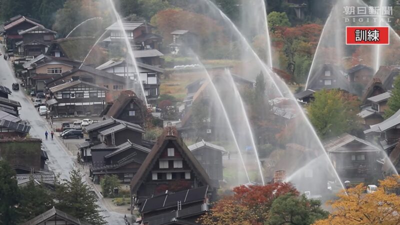 59座水砲同時噴出 日本合掌村美景壯觀
