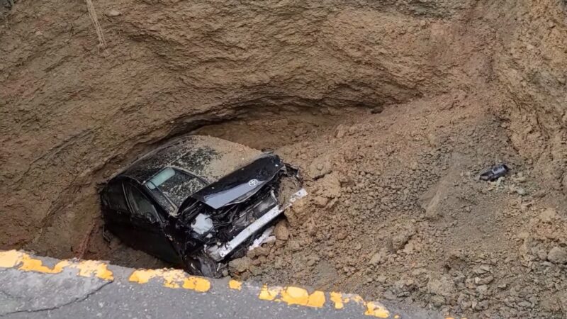 北海道三笠市道路突塌陷 1车3人掉进大坑洞