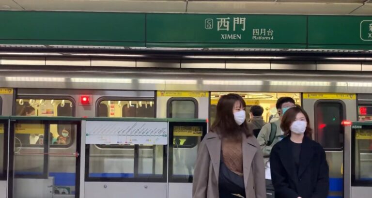 搭北捷 69歲翁持剪刀刺人 一男亮水果刀嚇人