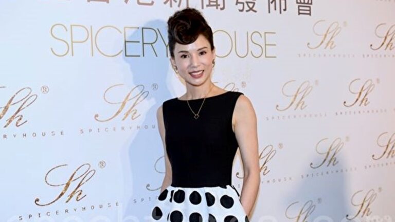 55歲李若彤挑戰舉重 身材纖細手臂肌肉發達