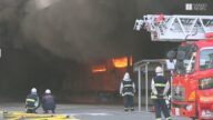大阪物流倉庫大火 濃煙密布 62輛消防車滅火
