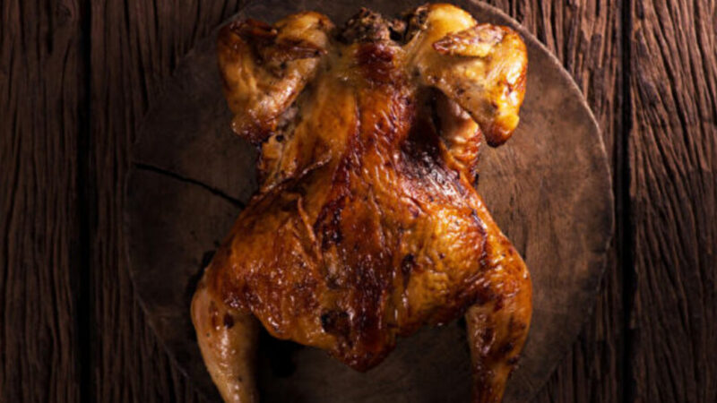 立式烤架讓你的烤雞每次都能均勻上色