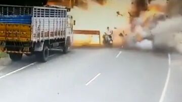 機車載鞭炮突爆炸 印度父子雙雙被炸飛身亡(視頻)