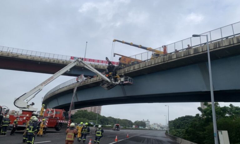 台國道1號貨車自撞護欄 車頭搖搖欲墜 駕駛輕傷