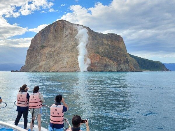 台灣龜山島磺煙噴發 24年來最大量