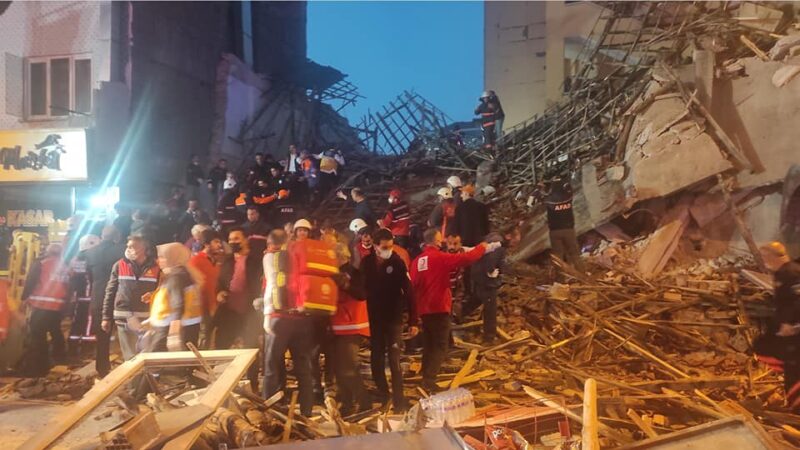 土耳其建物倒塌 路人伸援手 21人全數生還