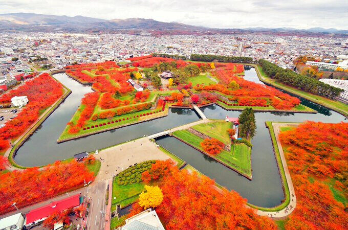 凸顯美景後製過頭 北海道楓紅太鮮豔遭質疑