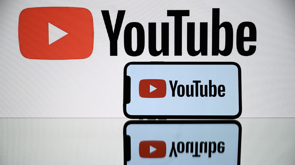 平板電腦和智能手機上顯示的Youtube 社交媒體徽標。(LIONEL BONAVENTURE/AFP via Getty Images)