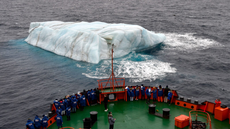 结冰期提前 24艘货船陷俄北海航线冰窟