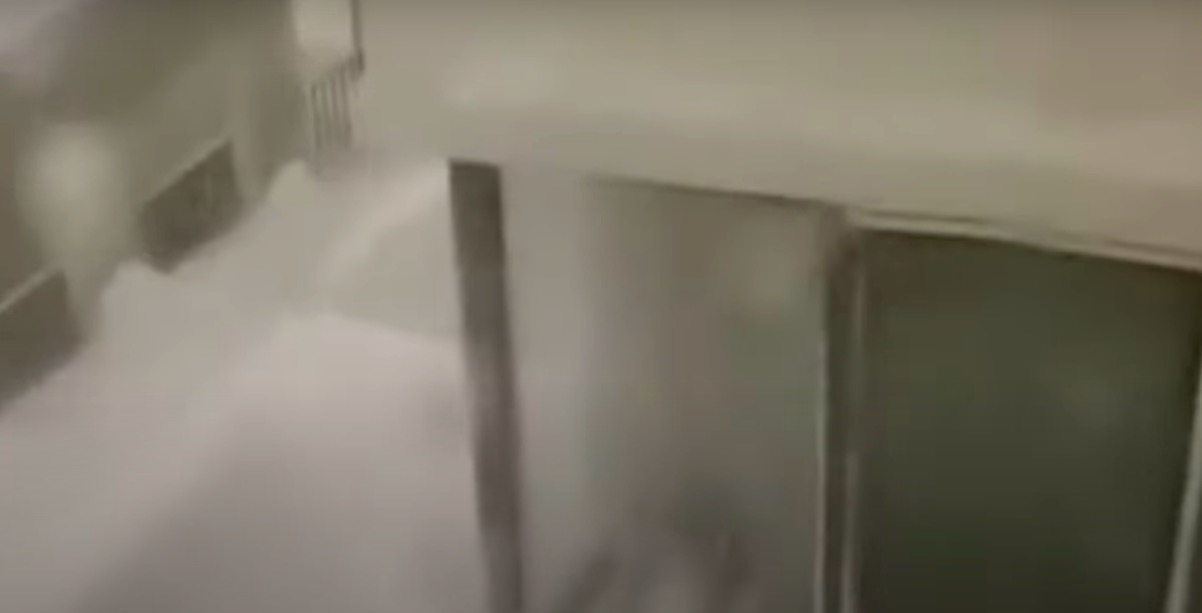 內蒙古通遼暴雪,住在三樓的居民發現對面樓的一樓被雪埋住,憑空消失了。(視頻截圖)