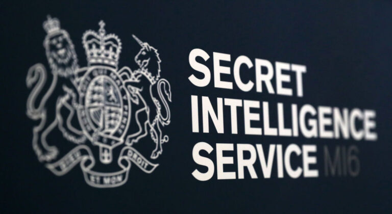 英軍情六處局長：警惕中共的債務和數據陷阱