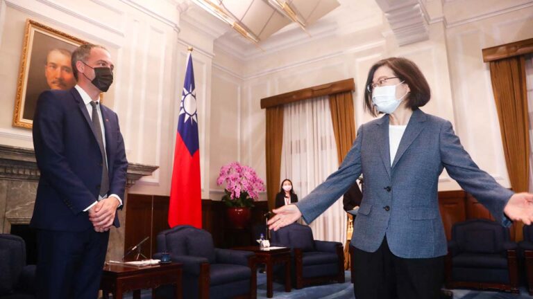 歐議會代表團訪台高呼「民主萬歲」 蔡英文接見