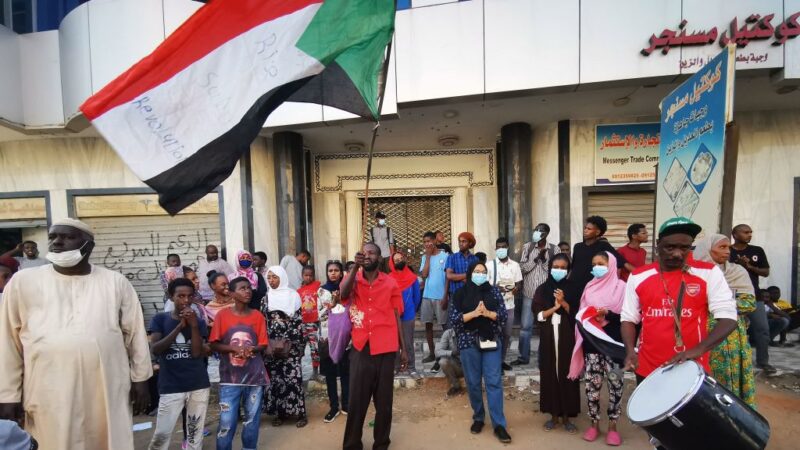 抗议军事政变 苏丹教师团体遭催泪瓦斯驱赶