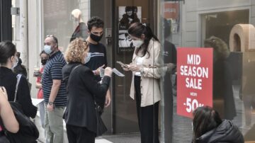 希臘防疫新規上路 雅典商店外大排長龍