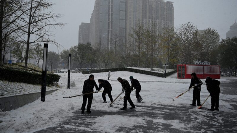 组图：北京暴雪连发4预警 封控区积雪不许运出