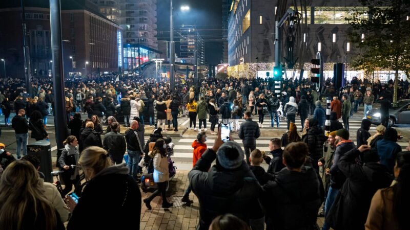 荷兰爆发反对疫情措施抗议 20多人被逮捕