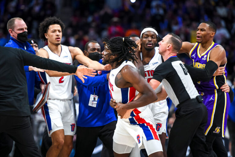 NBA濺血 詹姆斯肘撃史都華 兩人均被罰出場(視頻)