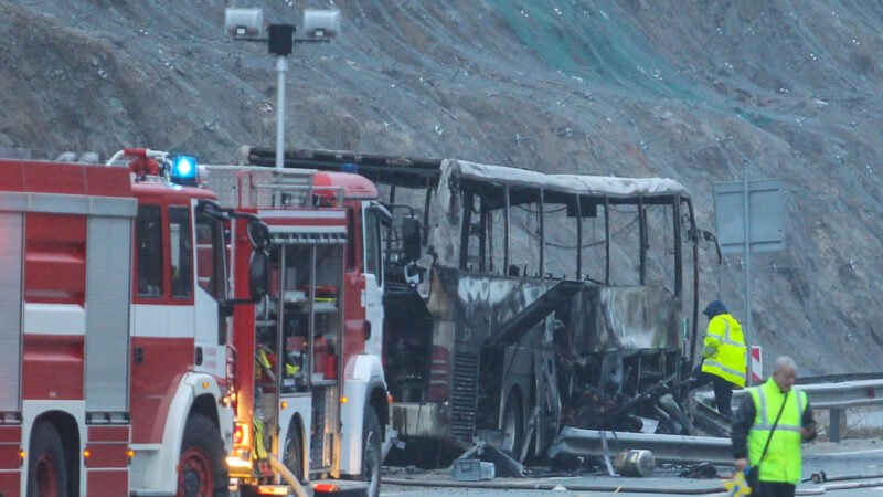 保加利亚巴士大火燃烧 酿45死包括12名儿童