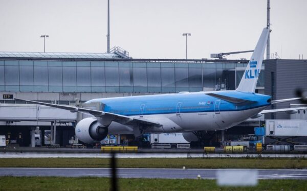 南非飞荷兰班机61人染疫隔离 2人逃离在机场被捕