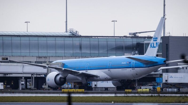 南非飛荷蘭班機61人染疫隔離 2人逃離在機場被捕