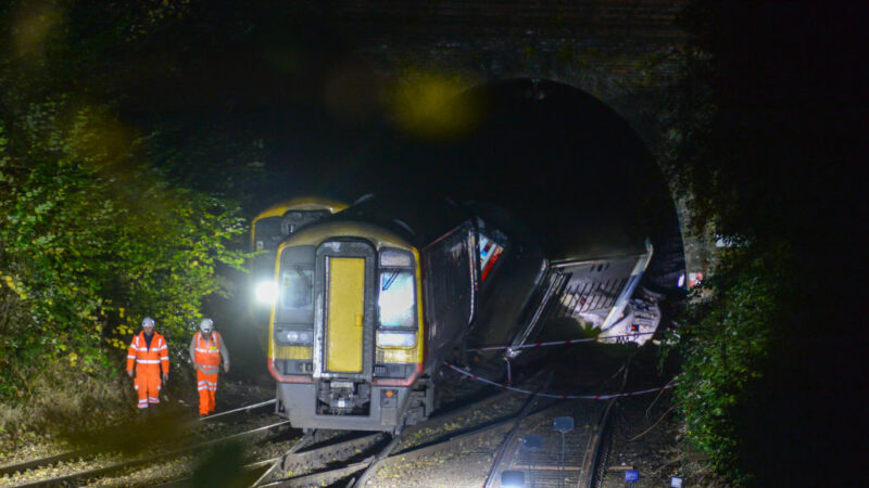 英国南部两列火车追撞 乘客慌乱17人受伤