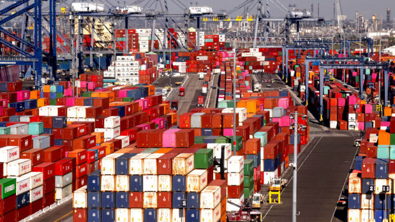 洛杉磯港口貨運堵塞嚴重 借用軍用碼頭卸貨