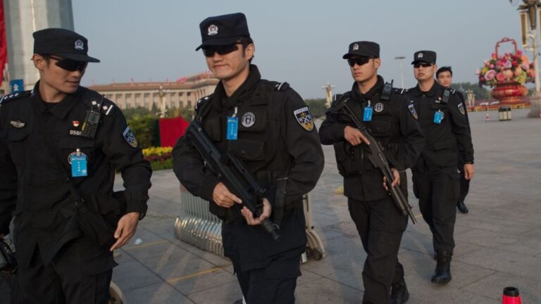 中共兩會 草木皆兵 天安門廣場掃雷