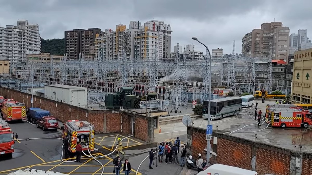 台北市文山區景隆街的萬隆變電所12日發生變電箱起火事故,現場黑煙伴隨火勢竄升,消防局獲報立即派遣人車到場撲滅火勢,這起事故也造成多處停電。(中央社視頻截圖)