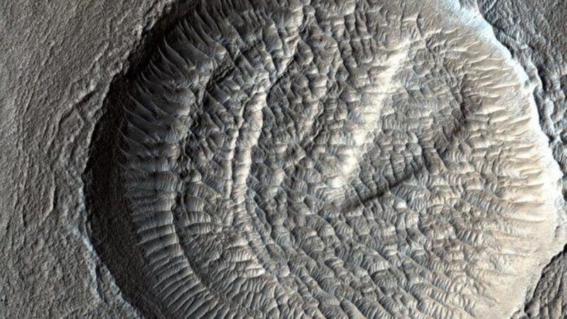 NASA新圖：火星撞擊坑內似現水波紋