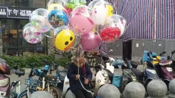 湖南街頭心酸一幕 83歲奶奶每天賣氣球 只為還債