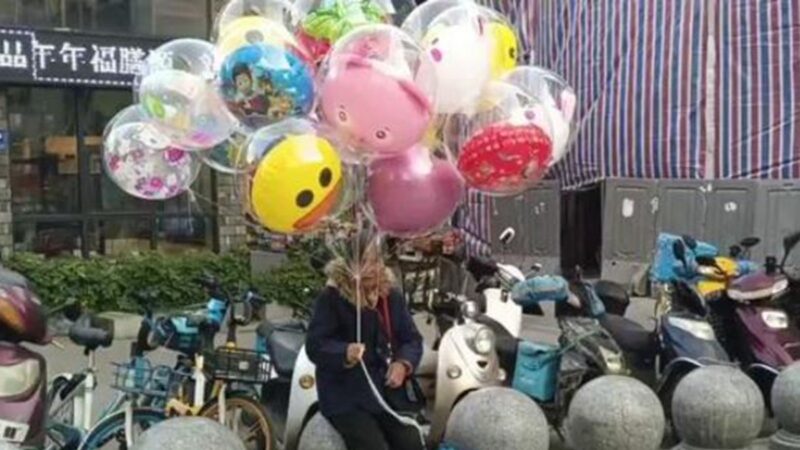 湖南街头心酸一幕 83岁奶奶每天卖气球 只为还债