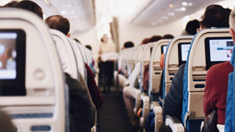 为何手机掉进飞机座椅缝隙处 应找空服员？