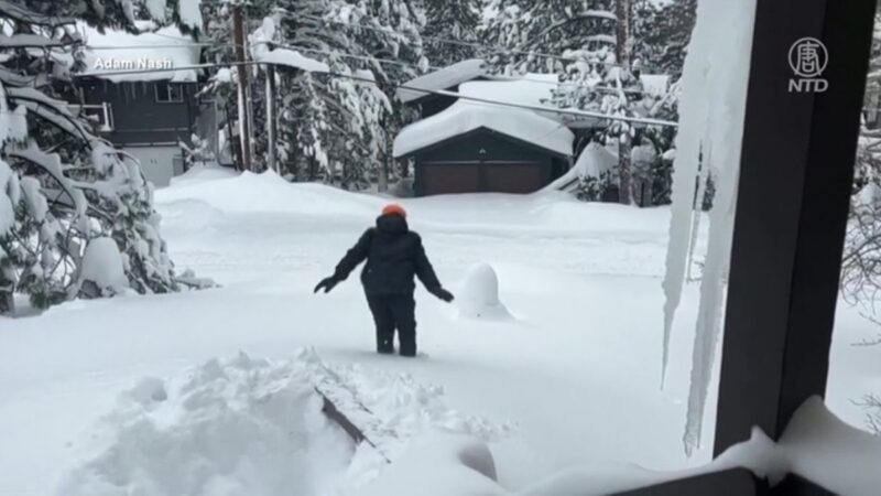 美国加州大雪破半世纪纪录 厚雪没过小孩