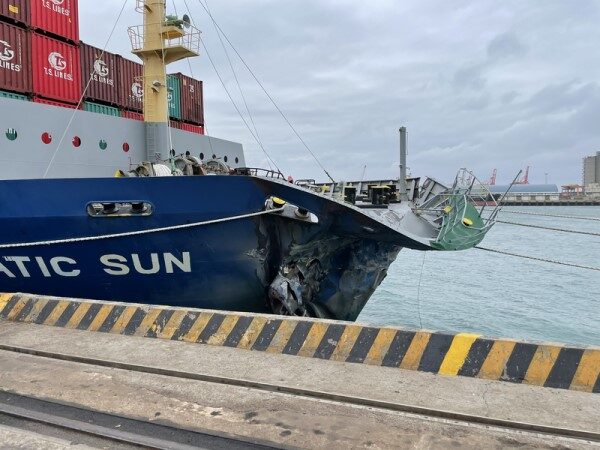 货柜船撞台中港码头 船头凹陷码头受损