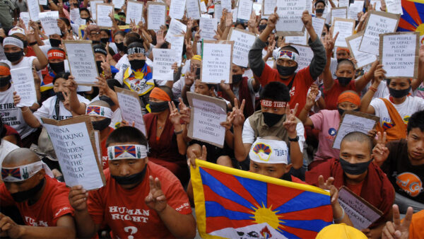 滞留尼泊尔2年 中国人到中共大使馆抗议