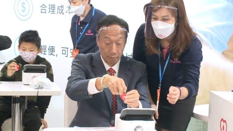 郭台銘示範唾液篩檢機 台灣製造盼推廣國際