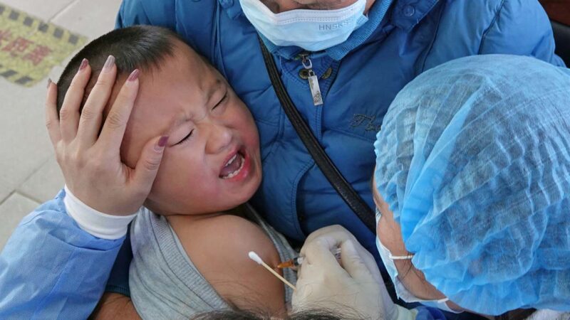 不滿強制兒童接種疫苗 北京老人起訴國家衛健委