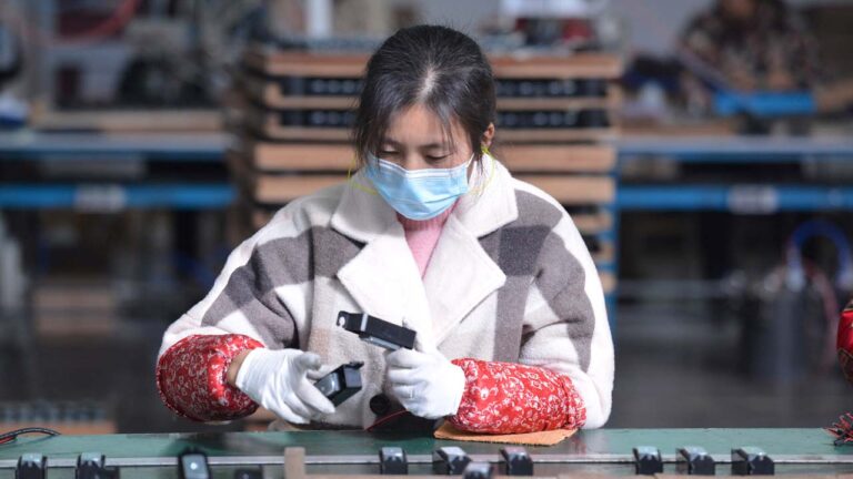財新製造業PMI再次跌至榮枯線下 顯示需求疲弱