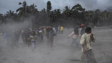 民众质疑无预警 印尼当局：火山喷发与豪雨有关